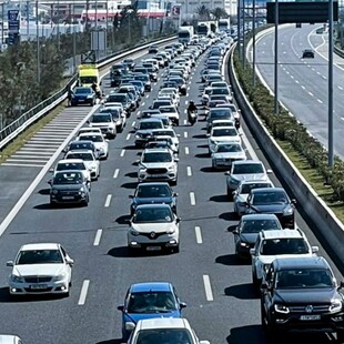 Σύγκρουση οχημάτων στην Αττική Οδό - Πρβλήματα στην κίνηση