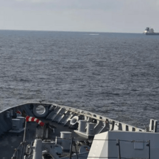 Οι Χούτι χτύπησαν φορτηγό πλοίο - Καίγεται ακυβέρνητο στον Κόλπο του Άντεν