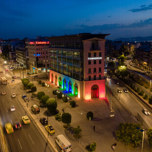 Η Anytime φωταγωγεί το κτίριο της Interamerican για το Pride Month