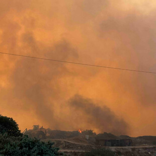 Μήλος: Η φωτιά συνεχίζει ανεξέλεγκτη προς το Τσιγκράδο - Ισχυροί άνεμοι στην περιοχή