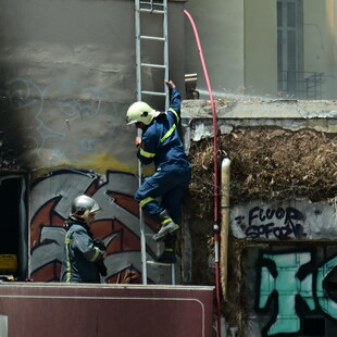 Υπό έλεγχο η φωτιά της οδού Ευελπίδων - Εικόνες από το κτήριο που κάηκε