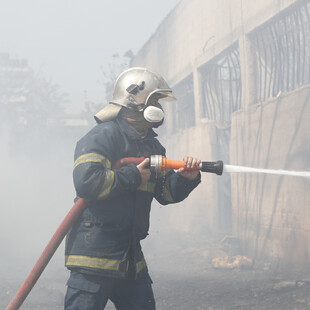 Υπό μερικό έλεγχο η φωτιά στο εγκαταλελειμμένο κτήριο στο Μοσχάτο