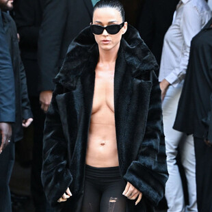Κέιτι Πέρι: Εμφανίστηκε topless με σκισμένο καλσόν και ανοιχτό σακάκι στην Εβδομάδα Μόδας του Παρισιού