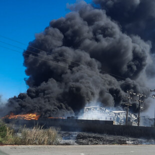 Φωτιά στη Ριτσώνα: Πυκνοί μαύροι καπνοί από τα εργοστάσια που καίγονται
