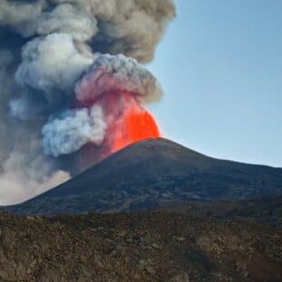Συναγερμός στην Ιταλία - Τα ηφαίστεια Αίτνα και Στρόμπολι εκτοξεύουν τέφρα και λάβα