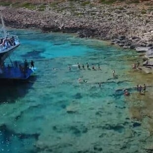 Κρήτη: Στον Μπάλο αναγκάζουν τους τουρίστες να μπουν μέχρι τον λαιμό στο νερό για να φτάσουν στο πλοίο
