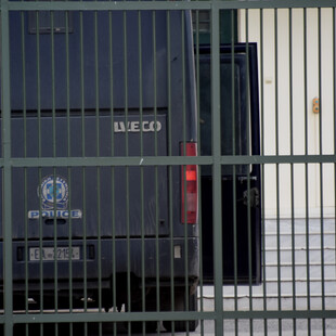 Κύκλωμα εκβιαστών: Προφυλακίστηκαν 5 από τους 6 κατηγορούμενους – Ανάμεσά τους η «Νάνσυ»