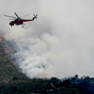 Φωτιά στο Ηράκλειο Κρήτης: Πέταξαν πέτρες σε ελικόπτερο της Πυροσβεστικής την ώρα του ανεφοδιασμού