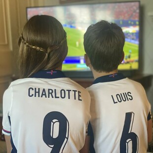 Τελικός Euro 2024: Σάρλοτ και Λούις είδαν μαζί από την τηλεόραση το ματς