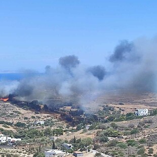 Φωτιά τώρα στη Σύρο - Μήνυμα 112 για εκκένωση από Χρούσα