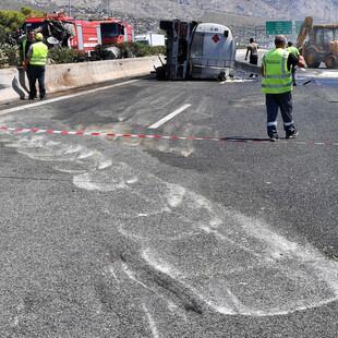 Ανατροπή βυτιοφόρου: Κανονικά διεξάγεται η κυκλοφορία και στα δύο ρεύματα της εθνικής οδού Αθηνών- Κορίνθου