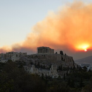 Ο καπνός της φωτιάς καλύπτει την Αττική για δεύτερη ημέρα