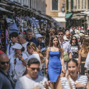 Μεθυσμένοι επισκέπτες και ραγδαία αύξηση των ενοικίων: η ζωή στα τουριστικά hotspots της Ευρώπης