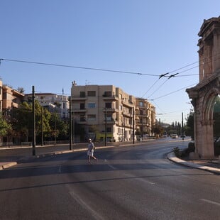 Η άδεια Αθήνα τον Δεκαπενταύγουστο μέσα από τον φωτογραφικό φακό