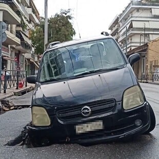 Ανω Πατήσια: Καθίζηση δρόμου λόγω βροχής– Παρασύρθηκε αυτοκίνητο