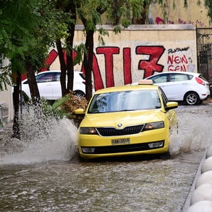 Κακοκαιρία ΑΤΕΝΑ: Ζευγάρι ανέβηκε στην οροφή αυτοκινήτου, επιβάτες λεωφορείου εγκλωβίστηκαν από τα ορμητικά νερά