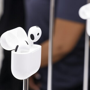 Τα νέα AirPods μειώνουν την ένταση για να συνομιλείτε με τους γύρω σας- Αλλά μήπως είναι αγένεια;