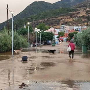 Κομοτηνή: Πλημμύρισαν οι δρόμοι στον Πολύανθο – Κάτοικοι εγκλωβίστηκαν στα σπίτια τους