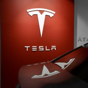 Η Tesla ανακαλεί 27.000 αυτοκίνητα λόγω προβλήματος στην κάμερα οπισθοπορείας