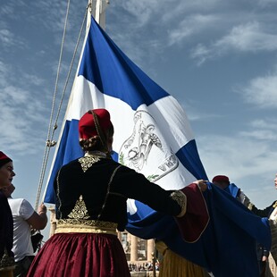 Έπαρση της σημαίας στην Ακρόπολη για την επέτειο απελευθέρωσης της Αθήνας από τη γερμανική κατοχή 