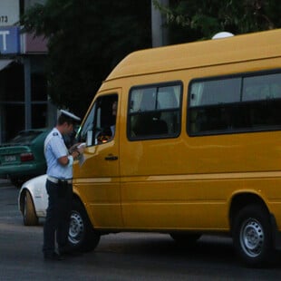 Θεσσαλονίκη: Άνοιξε πυροσβεστήρας σε εν κινήσει σχολικό λεωφορείο