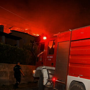 Μαίνεται η φωτιά στο Παγγαίο - Καίει σε δύσβατες χαράδρες και γκρεμούς σε υψόμετρο 1.400 μέτρων