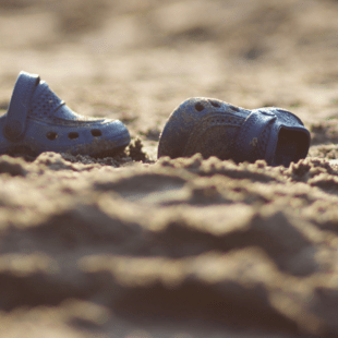 Σχολεία στις ΗΠΑ απαγορεύουν τα Crocs- Οι λόγοι που το κάνουν