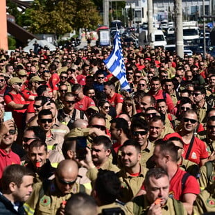 Συγκέντρωση διαμαρτυρίας εποχικών πυροσβεστών έξω από το υπουργείο Πολιτικής Προστασίας