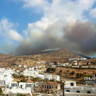 Μεγάλη φωτιά στην Ίο – Χωρίς πυροσβέστες το νησί