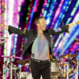 Coldplay: Ο Κρις Μάρτιν έπεσε σε τρύπα στην σκηνή κατά τη διάρκεια συναυλίας στη Μελβούρνη