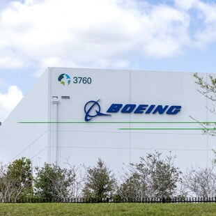 Boeing: Έληξε η απεργία - Αυξήσεις 38% και εφάπαξ μπόνους $12.000 για τους εργαζόμενους 