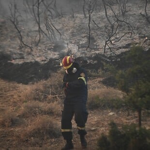 Θεσσαλονίκη: Πέθανε πυροσβέστης ενώ έσβηνε φωτιά