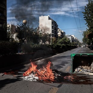 Επεισόδια στην Πατησίων έξω από την ΑΣΟΕΕ – Έβαλαν φωτιά σε κάδο