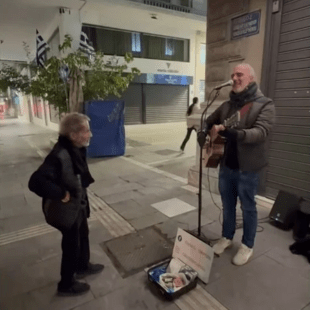 Ο μουσικός που συναντήθηκε με τον Ξαρχάκο σχολιάζει: «Οι μουσικοί του δρόμου δεν είμαστε επαίτες»