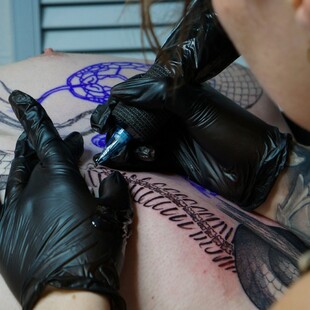 Ουαλία: Νέος και αυστηρός νόμος για τους tattoo και make-up artists