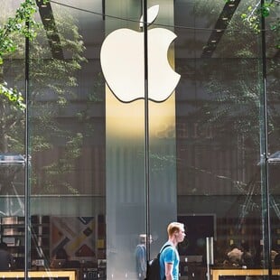 Η Apple κατηγορείται για φίμωση εργαζομένων και παρακολούθηση των κινητών τους