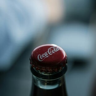 Κατακραυγή για την Coca-Cola: Μείωσε του περιβαλλοντικούς της στόχους