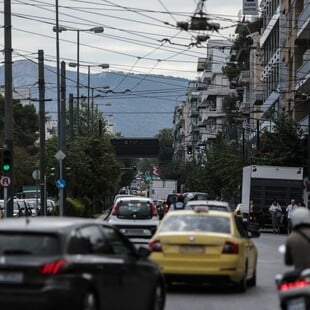 Η στιγμή της παράσυρσης γυναίκας από μηχανάκι στη Λεωφόρο Αλεξάνδρας