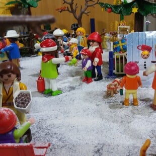 Χριστουγεννιάτικο χωριό με Playmobil από συλλέκτη χομπίστα μας ξανακάνει παιδιά