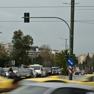 Κίνηση στην Αττική οδό: Έπεσαν τσιμέντα στο οδόστρωμα