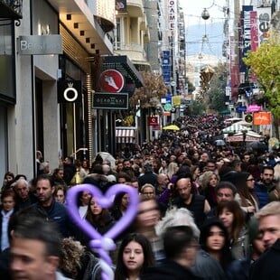 Ανοικτά, σήμερα, τα μαγαζιά: Κορυφώνεται η κίνηση στην εορταστική αγορά