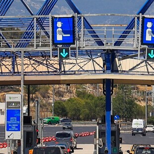 Τροχαίο ατύχημα κοντά στα διόδια Ελευσίνας: Ένας τραυματίας