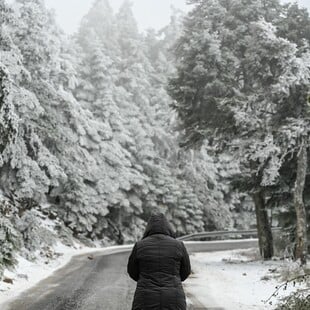 Πού σημειώθηκαν πυκνές χιονοπτώσεις το πρωί της Δευτέρας - Η πορεία των ισχυρών φαινομένων τις επόμενες ώρες