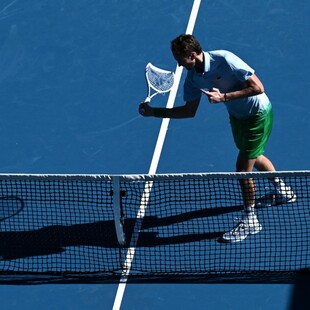 Australian Open: Ο Μεντβέντεφ έσπασε μανιωδώς την κάμερα του φιλέ με τη ρακέτα του