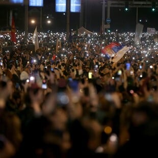 «Φτάνει πια η σιωπή»: Η Σερβία στους δρόμους για τη σιδηροδρομική τραγωδία του Νόβι Σαντ