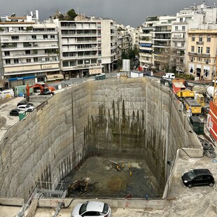 Η τρύπα στο Κολωνάκι. Του Σωκράτη Σωκράτους