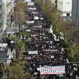 Τέμπη: «Δεν έχω οξυγόνο» - Μαζικό συλλαλητήριο μαθητών και φοιτητών στο κέντρο της Αθήνας