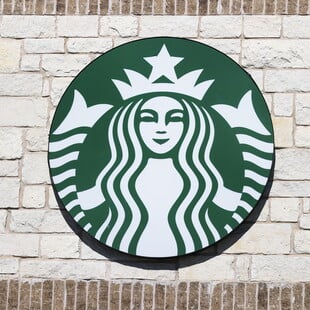 ΗΠΑ: Τα Starbucks απλοποιούν το μενού τους και «κόβουν» 1.100 θέσεις εργασίας