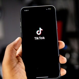 Καταγγελίες στο BBC: Το TikTok βγάζει κέρδη από σεξουαλικά livestream με παιδιά