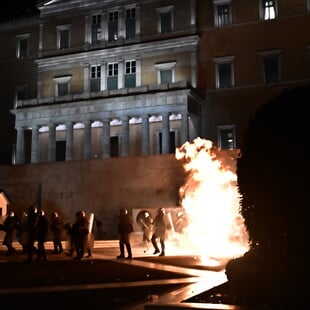 Επεισόδια και κρότου λάμψης έξω από τη Βουλή στο συλλαλητήριο για τα Τέμπη 